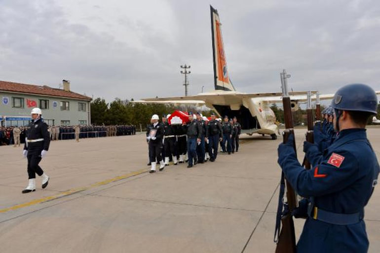 Helikopter kazasında şehit olan 2 pilotun cenazesi Ankaraya getirildi