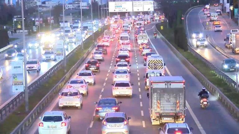 İstanbulda okulların açılmasıyla trafik yoğunluğu oluştu