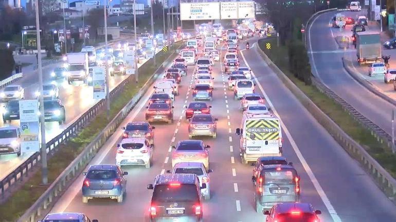 İstanbulda okulların açılmasıyla trafik yoğunluğu oluştu