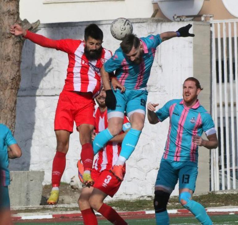 Futbolcunun ikili mücadelede dişi kırıldı