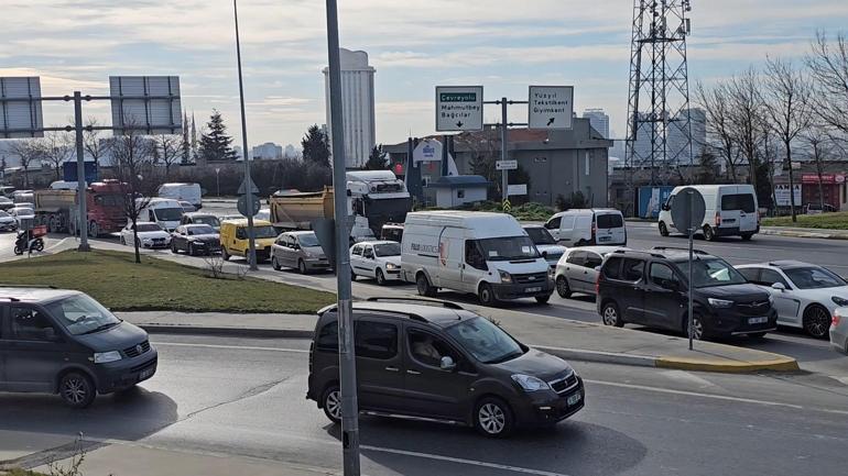 Bağcılarda toprak yüklü hafriyat kamyonu devrildi