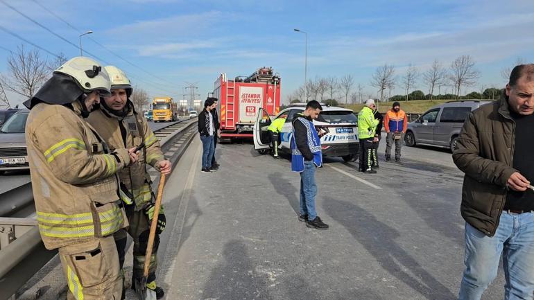 Bağcılarda toprak yüklü hafriyat kamyonu devrildi