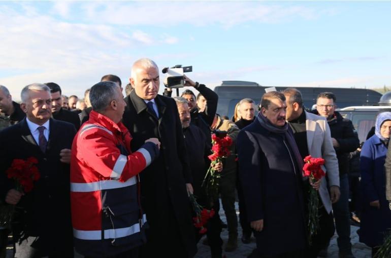 Bakan Ersoy, depremde yaşamını yitirenlerin mezarlarına karanfil bıraktı
