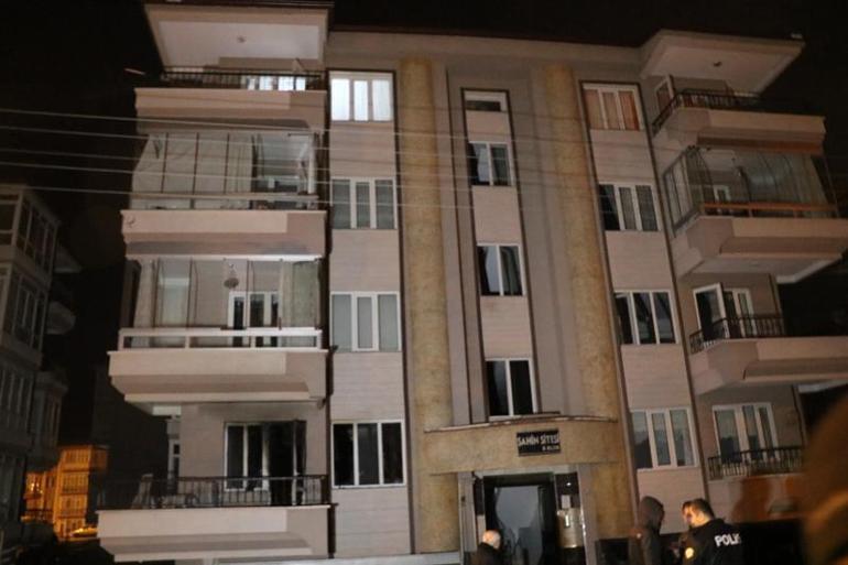 Apartmanın giriş katında yangın; 10 kişi dumandan etkilendi