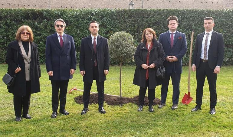 Vatikan’da 6 Şubat depremlerinde ölenlerin anısına zeytin ağacı dikildi