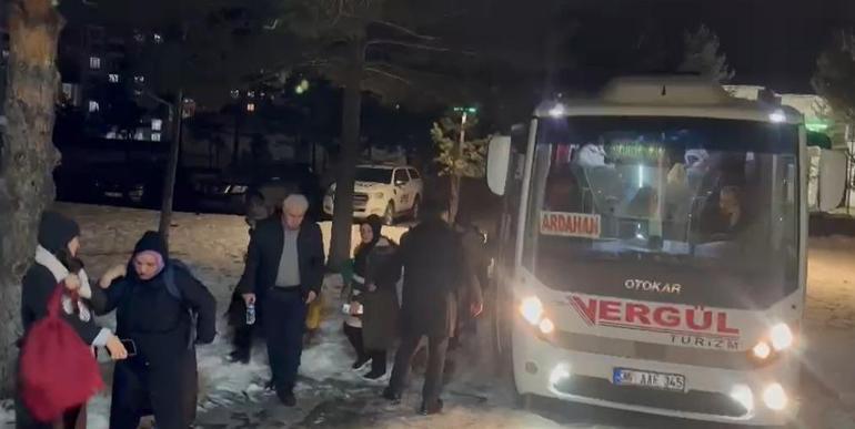 Kars’ta kar nedeniyle yolda mahsur kalan 110 kişi kurtarıldı