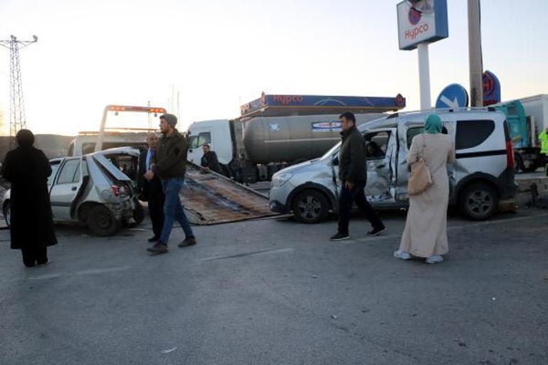 Afyonkarahisarda 4 aracın karıştığı zincirleme kaza: 10 yaralı