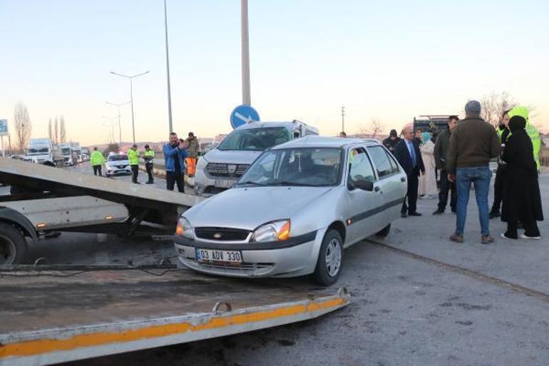 Afyonkarahisarda 4 aracın karıştığı zincirleme kaza: 10 yaralı