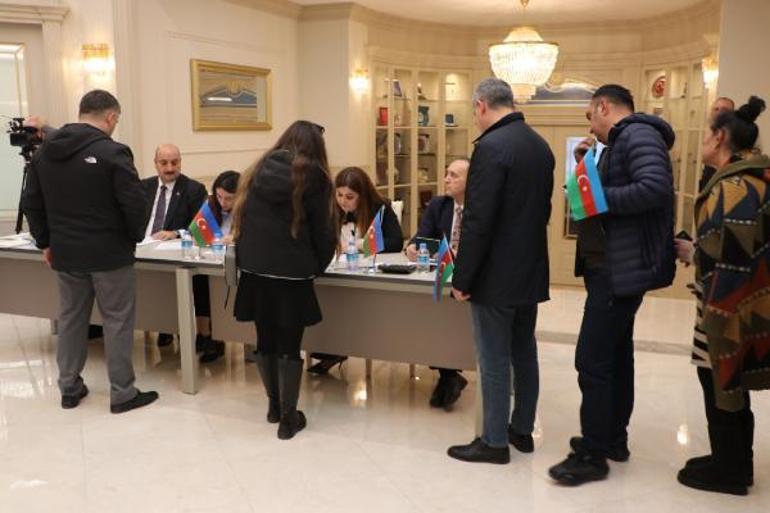 Azerbaycandaki cumhurbaşkanı seçimi için Türkiyedeki seçmenler oy kullandı
