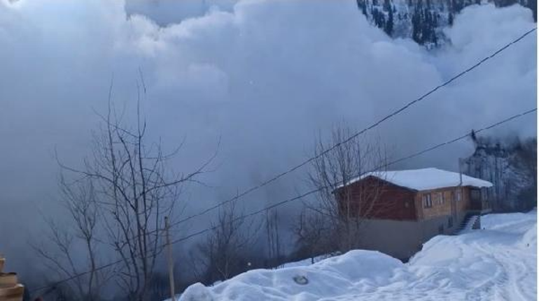 Rizede çığ düşme anı kamerada