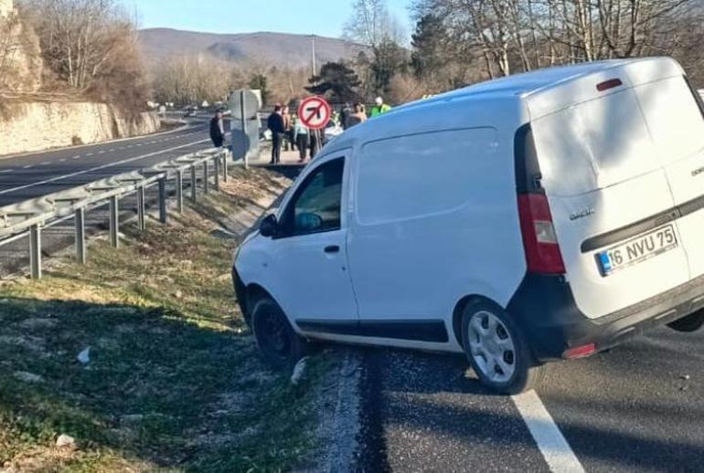 Bursada otomobil ile hafif ticari aracın çarpıştığı kaza kamerada; 2 yaralı