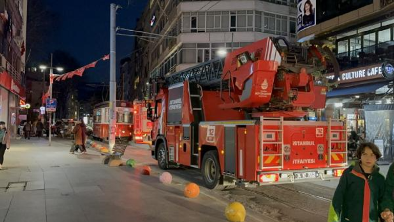 Kadıköyde torununu kurtaran kadın tramvayın altında kalarak hayatını kaybetti