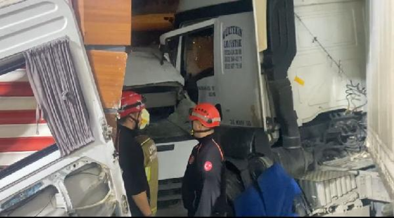 İzmirde fabrika işçilerinin taşındığı servis minibüsü ile TIR çarpıştı: 3 ölü, 14 yaralı