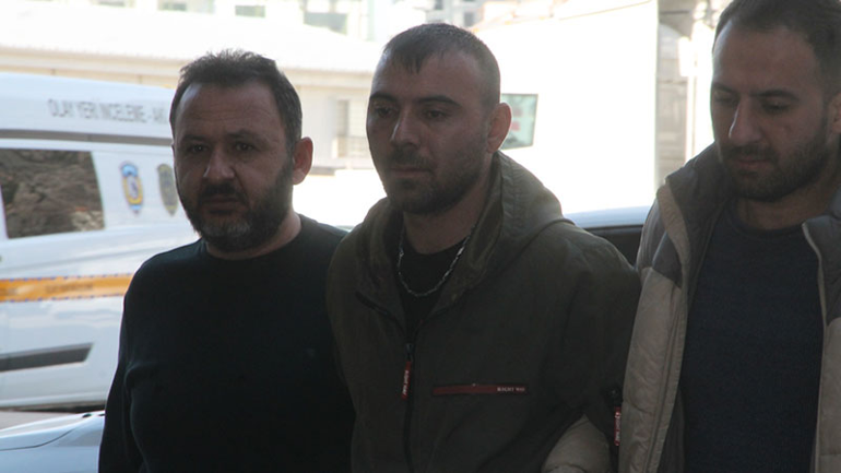 Çöp yığınlarının arasında kaçak göçmenleri taşıyan TIR sürücüsü tutuklandı