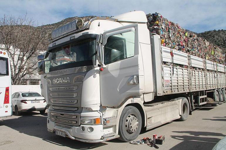 Çöp yığınlarının arasında kaçak göçmenleri taşıyan TIR sürücüsü tutuklandı