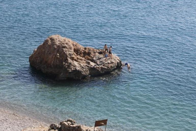 Denizin, havadan sıcak olduğu Antalyada sahiller doldu
