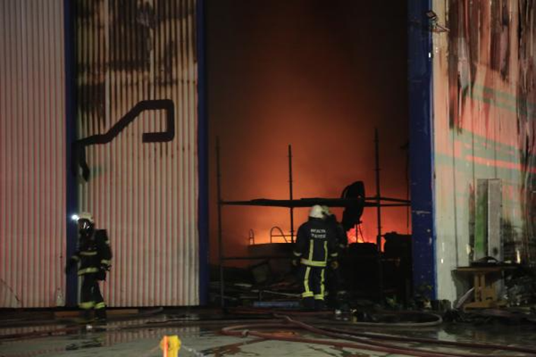 Antalyada tekne ve yat imalathanesinde çıkan yangın söndürüldü