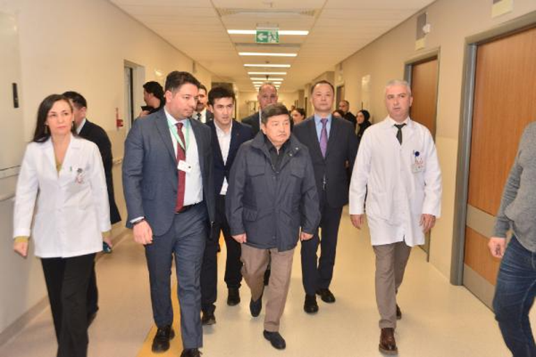 Kırgızistan Bakanlar Kurulu Başkanı Caparovdan Adanada tedavi gören 4 vatandaşına ziyaret