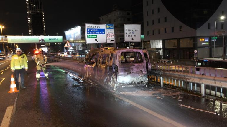 Şişli D-100 Karayolunda hafif ticari araç alev alev yandı