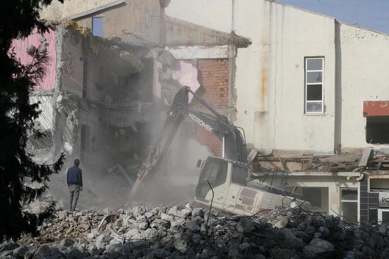 Diyarbakırda eski hastane binası yıkılıyor