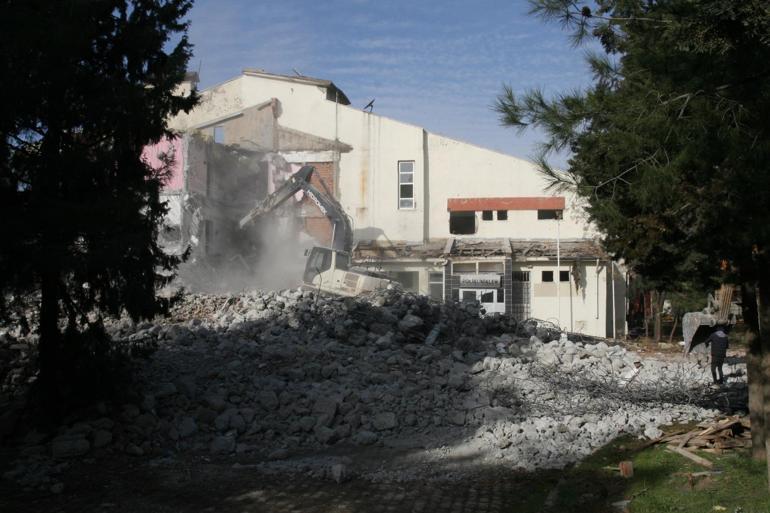 Diyarbakırda eski hastane binası yıkılıyor