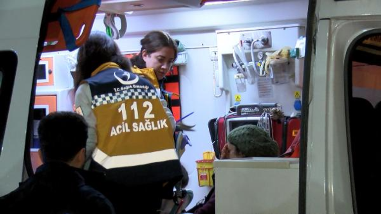 Bursada tur otobüsü beton aydınlatma direğine çarptı: 10 turist yaralandı