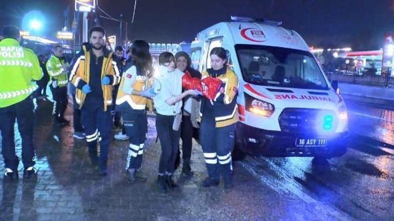 Bursada tur otobüsü beton aydınlatma direğine çarptı: 10 turist yaralandı