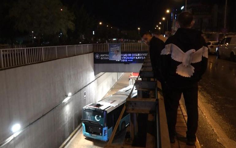 Antalyada sağanak sonrası trafiğe kapatılan tünelde bir de otobüs mahsur kaldı