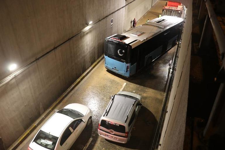 Antalyada sağanak sonrası trafiğe kapatılan tünelde bir de otobüs mahsur kaldı