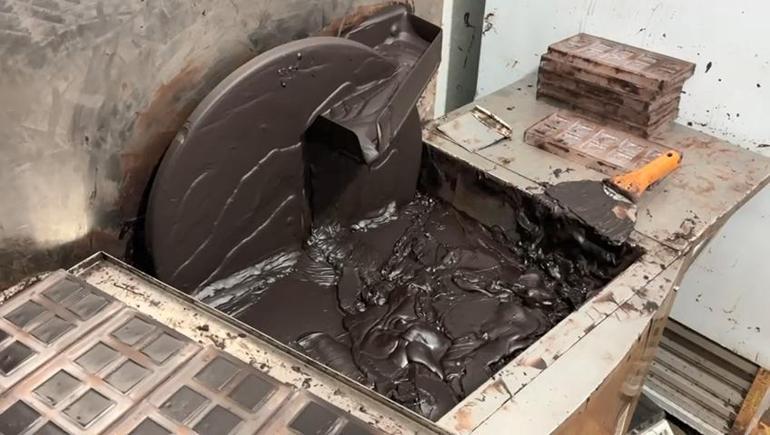 Bursada merdiven altı çikolata imalathanesine operasyon; 2 gözaltı
