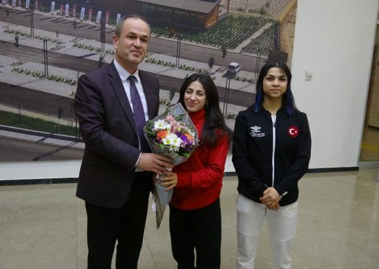 Avrupa şampiyonu halterciler Konyada çiçeklerle karşılandı