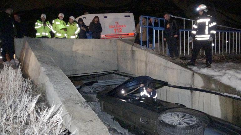 Su kanalına düşen otomobilden yaralı çıkan sürücü, araçta sıkışan eşinin kurtarılmasını bekledi