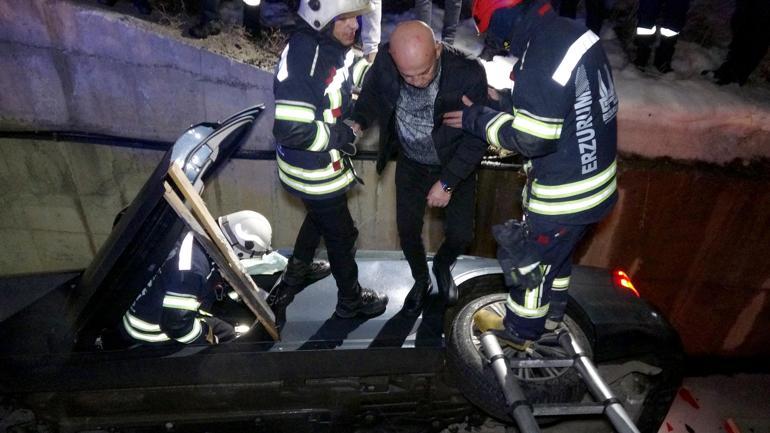 Su kanalına düşen otomobilden yaralı çıkan sürücü, araçta sıkışan eşinin kurtarılmasını bekledi