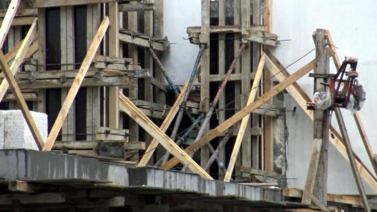 Avcılarda inşaata beton dökülürken yan binanın duvarı delindi