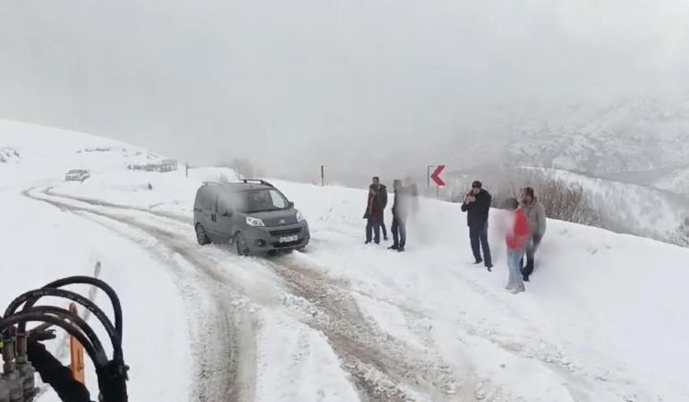 Kar ve tipi nedeniyle mahsur kalan 100 kişi kurtarıldı