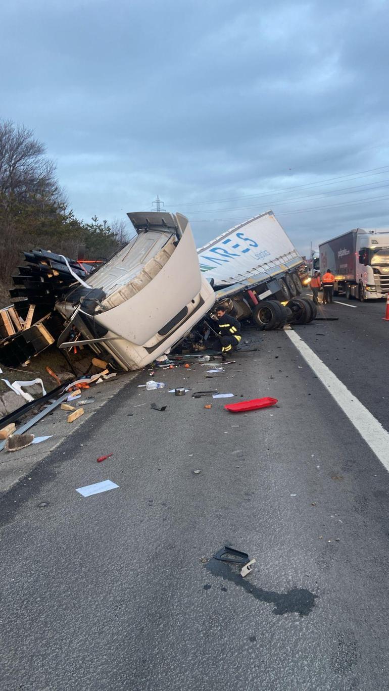 Hurdaya dönen TIRdan yara almadan kurtuldu