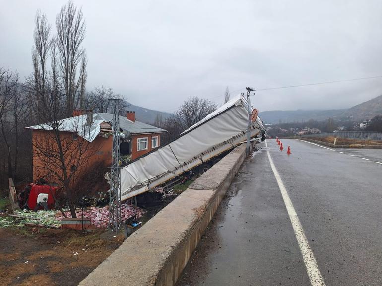 Sivasta 2 katlı evin üzerine bu kez de TIR uçtu