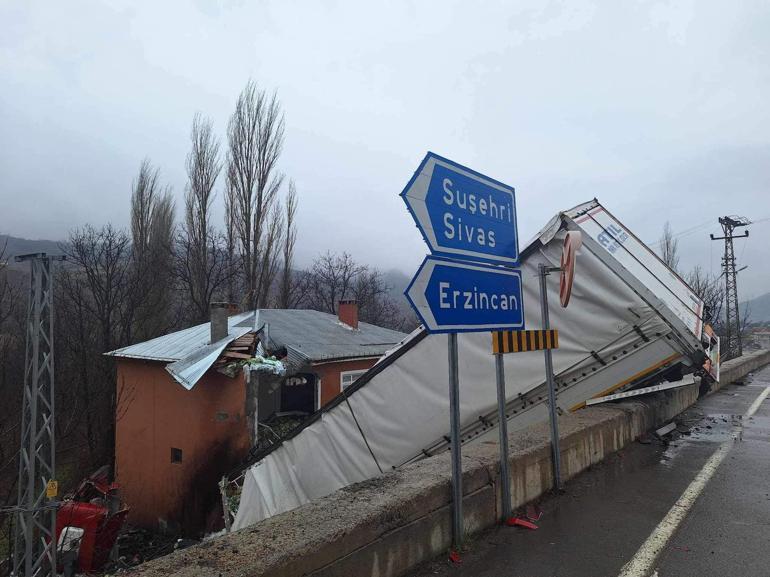 Sivasta 2 katlı evin üzerine bu kez de TIR uçtu