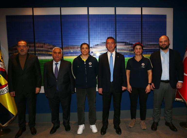 Fenerbahçe, şampiyon boksör Busenaz Sürmeneliyi kadrosuna kattı