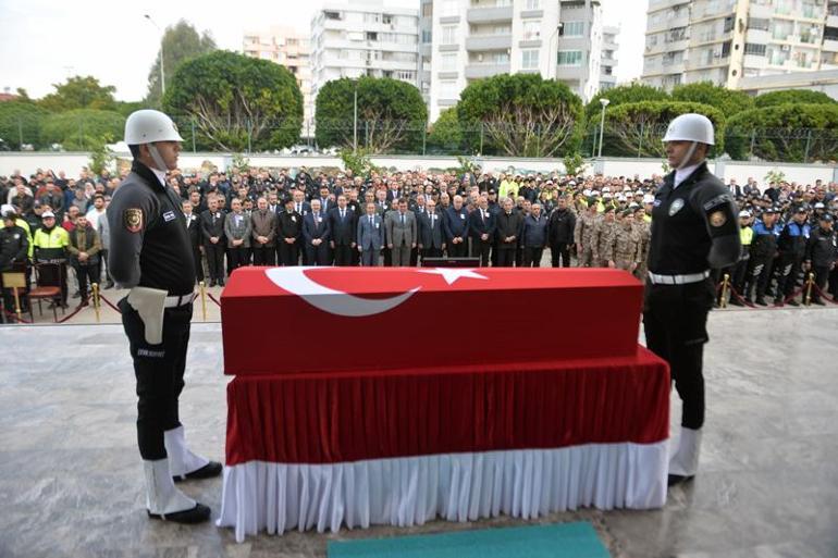 Hayatını kaybeden emniyet müdürü babalarını, polis selamıyla uğurladılar