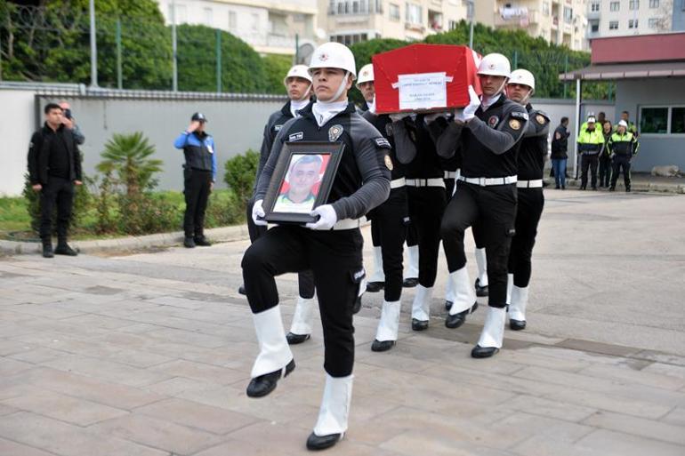 Hayatını kaybeden emniyet müdürü babalarını, polis selamıyla uğurladılar