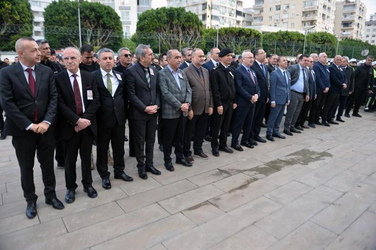 Hayatını kaybeden emniyet müdürü babalarını, polis selamıyla uğurladılar