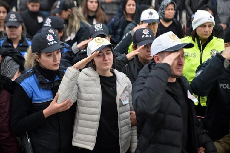 Hayatını kaybeden emniyet müdürü babalarını, polis selamıyla uğurladılar