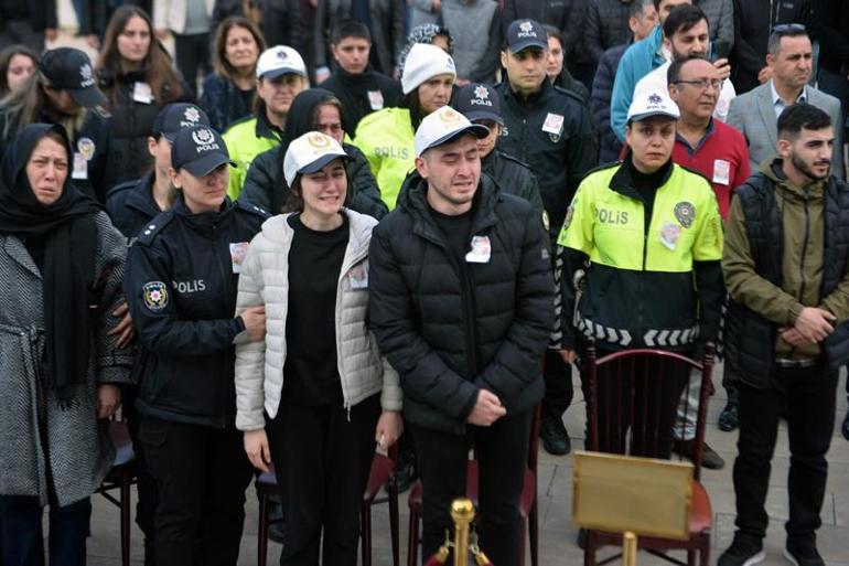 Hayatını kaybeden emniyet müdürü babalarını, polis selamıyla uğurladılar