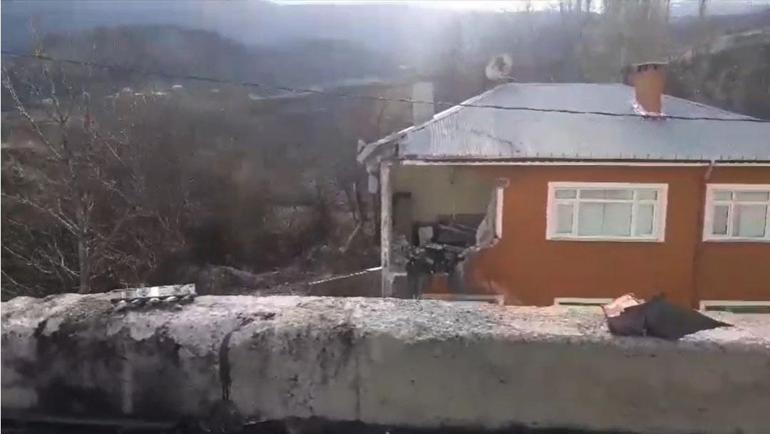 Sivas’ta 10 metre yükseklikten düşen TIRın, evin 2nci katına çarpması kamerada