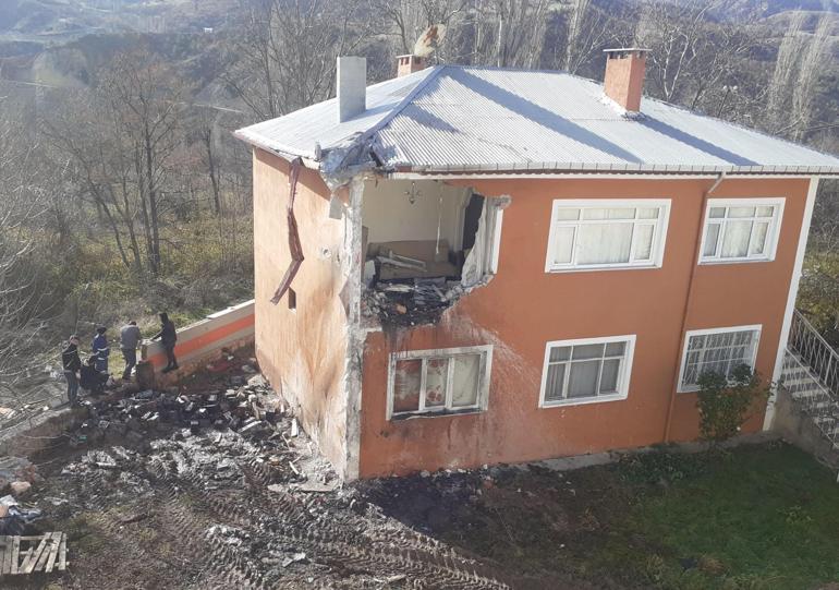Sivas’ta 10 metre yükseklikten düşen TIRın, evin 2nci katına çarpması kamerada