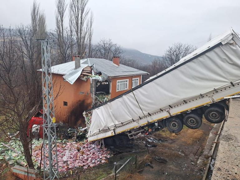 Sivas’ta 10 metre yükseklikten düşen TIRın, evin 2nci katına çarpması kamerada