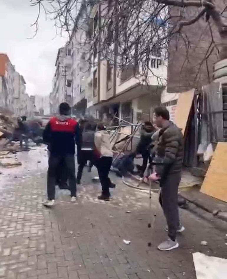 Güngörende kontrollü yıkım sırasında kavga çıktı; o anlar kamerada