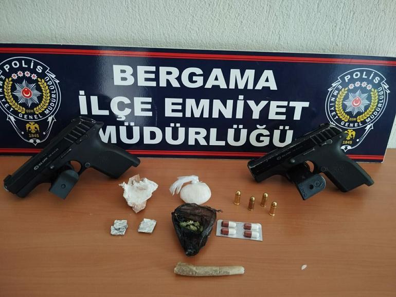İzmirde durdurulan araçta uyuşturucu ile altın sikke ele geçirildi
