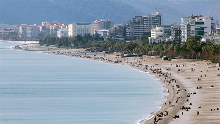Antalyada güneşi havada sahil doldu